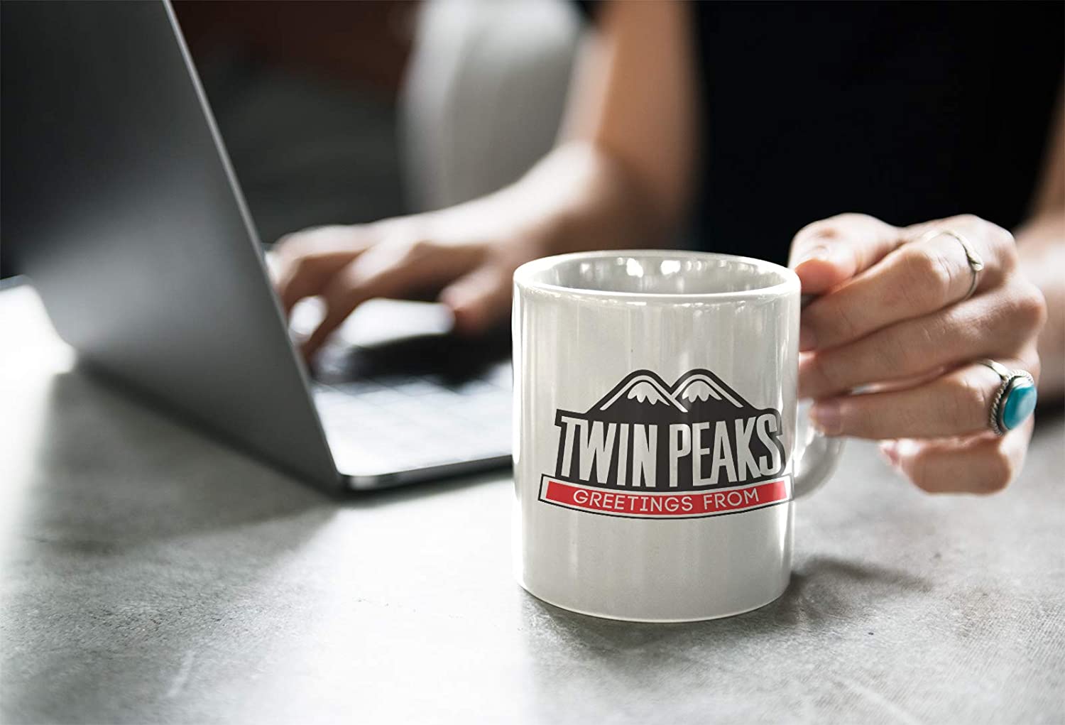 White Smoke Tazza Twin Peaks Cartello Cittˆ - Mug sulla Serie TV Cult di Lynch - Choose ur Color Cuc shop